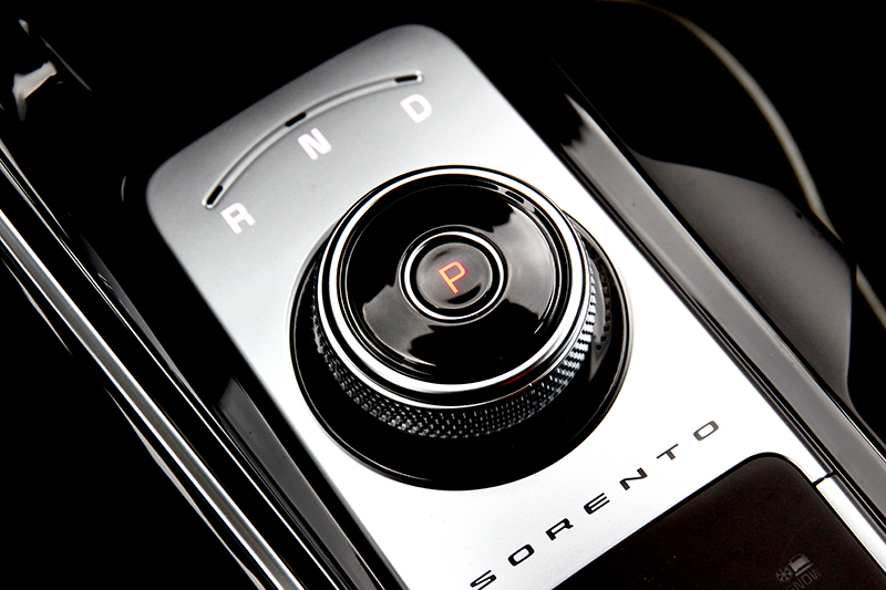 新Sorento配置八速濕式雙離合器自手排,六人座車型則採電子旋鈕式排檔。
