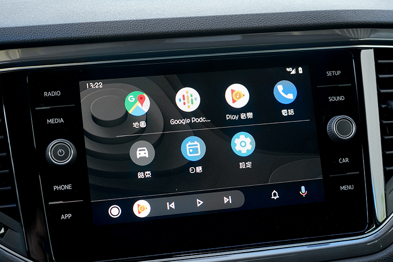 中控配置8吋多媒體系統,並支援Apple CarPlay/Android Auto與鏡射功能。