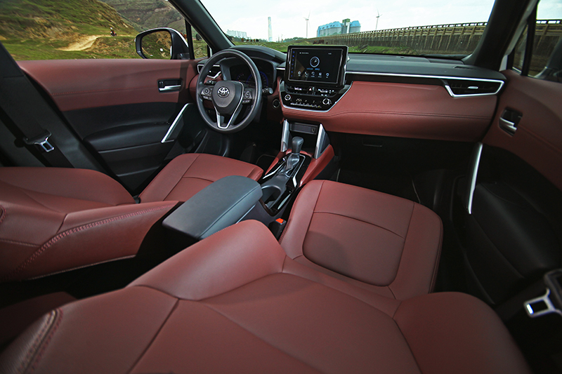 承襲COROLLA車系而來的座艙質感細膩,更備有爽心悅目的雙色皮革供選配。