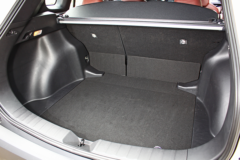 行李廂足有487升容積,若將可6/4分離的後座椅背前傾,更可創造卓越置物機能。