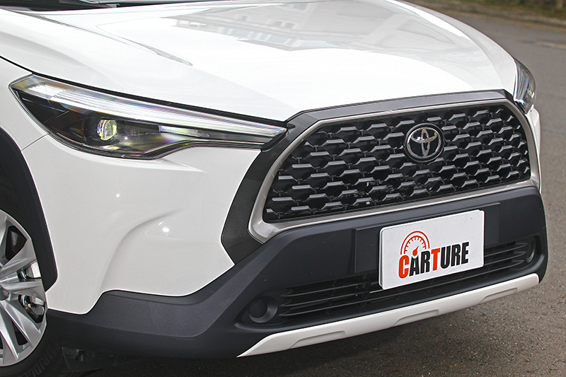 由平整化的水箱護罩廠徽可得知,TSS(Toyota Safety Sense)主動式安全防護系統的部分感測器正隱身其中。