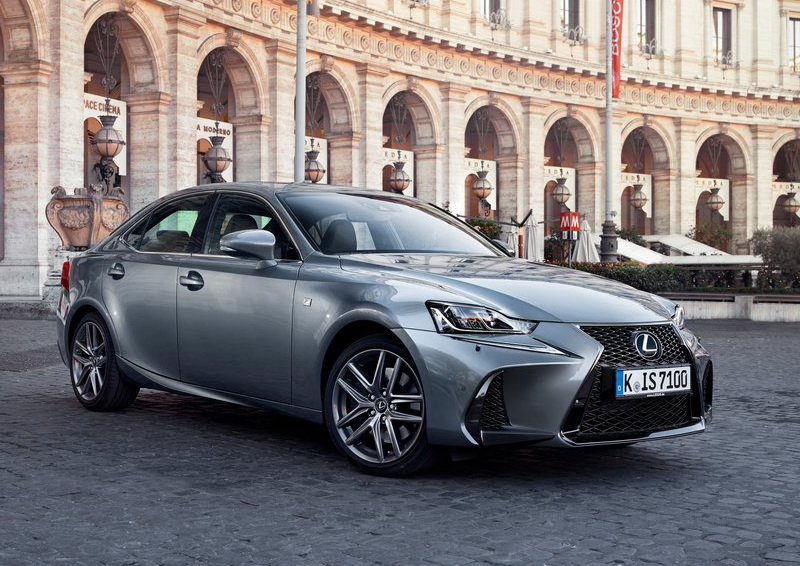 改款前IS的頭燈設計說好聽是前衛,但家族化面容真的不是每款車都合適