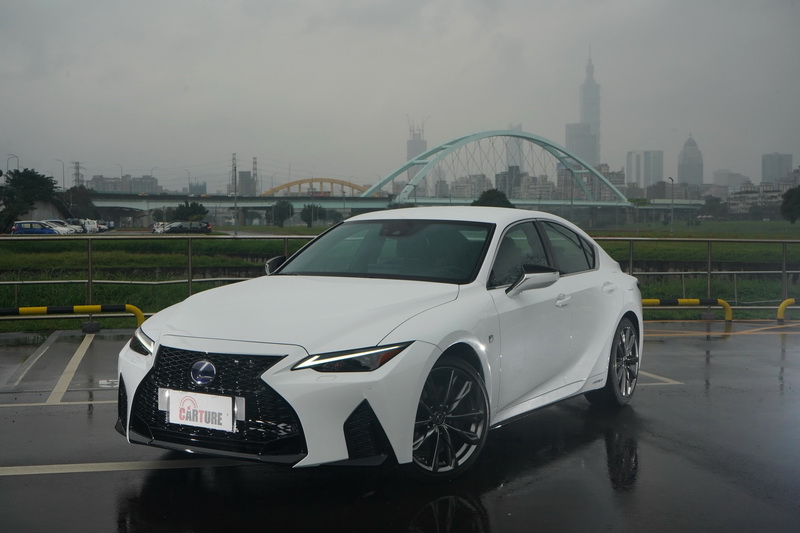 小改款IS重新將頭尾燈組全面更新,頭燈輪廓已改為與UX及末代CT 200h相似的設計