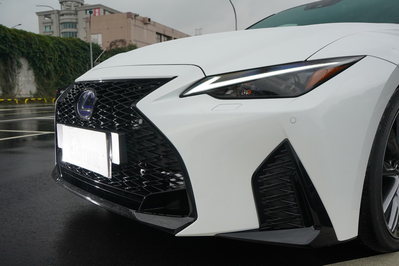 LED日行燈這次已整合至頭燈上方以燈眉的方式呈現,紡錘型水箱護罩高度也更為下移