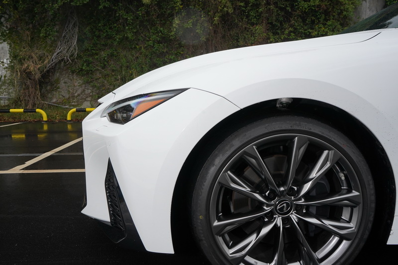 引擎蓋高度下移43mm,搭配加寬15mm的前保桿對霸氣感的提升有著莫大助益