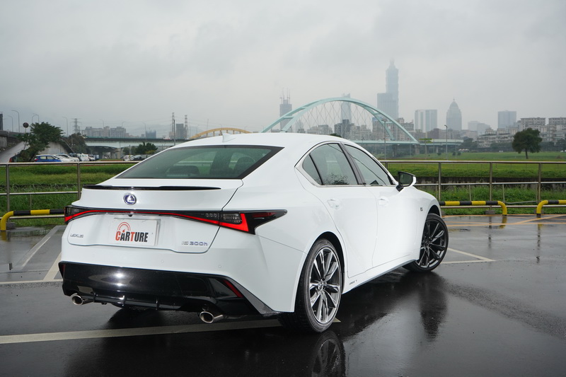 尾燈採用的是新世代L-Shaped尾燈設計,與UX小休旅的造型頗為相似