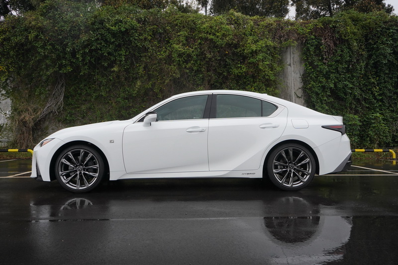 後車門板下緣的鈑件摺痕變得更為立體,以類似輪拱爆龜的手法凸顯出側邊的動感氛圍