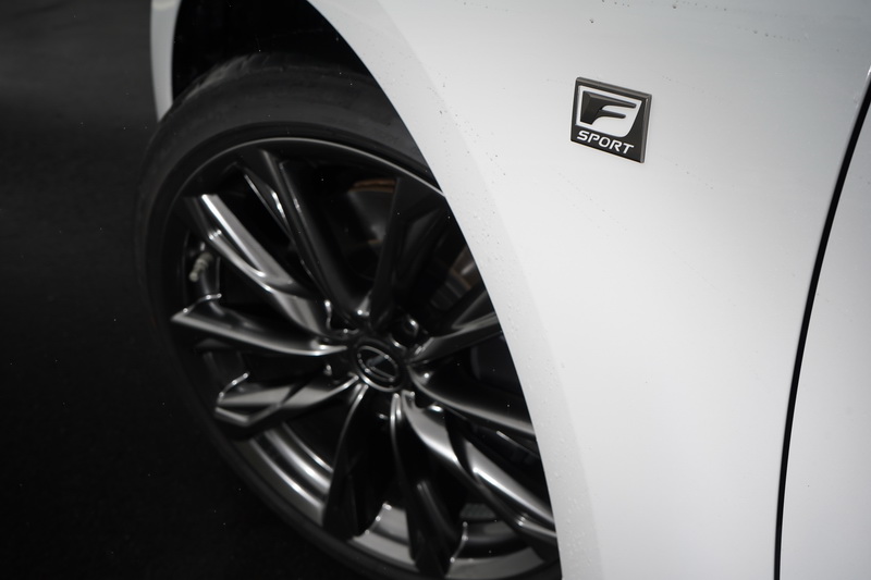 IS 300h F Sport 輪圈搭配的是多邊型雙肋槍色輪圈,更是有助於強化運動跑房車的視覺效果