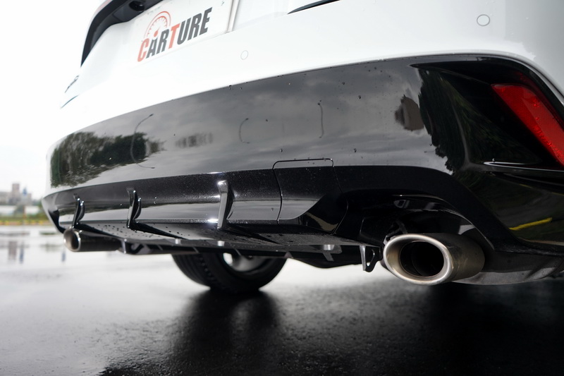 後保桿兩側類似ISF般的直列式導風鰭片造型,刻畫出比以往都還來的強烈地動感姿態