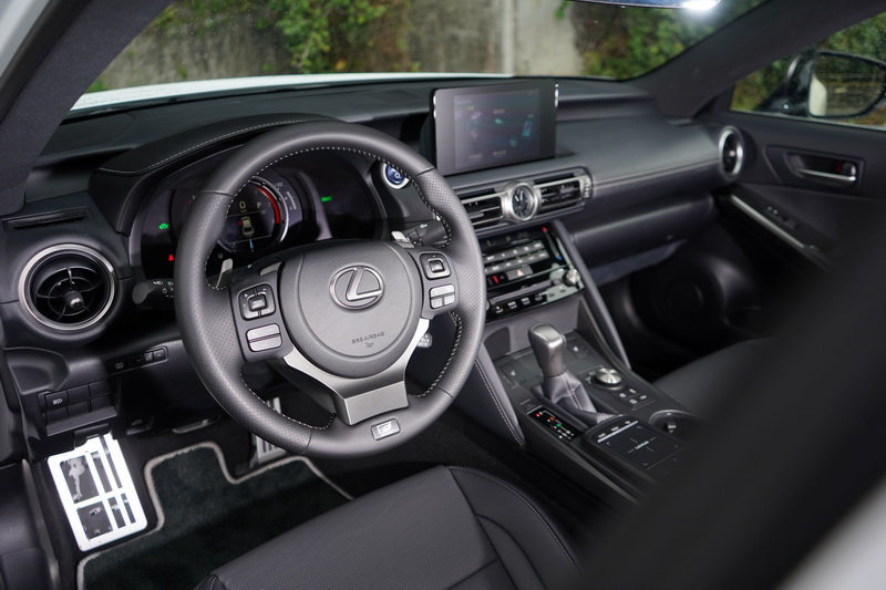 內裝乍看維持原有布局,但細節處還是做了些小幅度修正