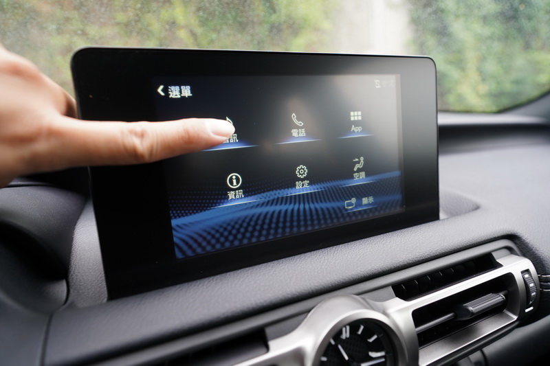 觸控螢幕取代原本的滑鼠游標,不過較為可惜的是10.3吋的螢幕並未同步導入國內