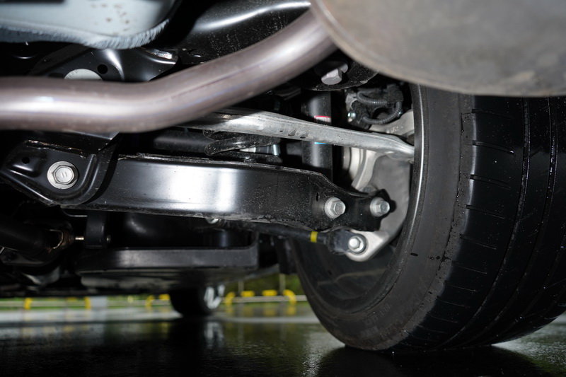 F Sport版本採用的是AVS可變阻尼避震,在不同駕馭模式下阻尼硬度會有所不同