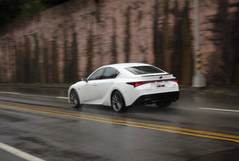 Sport模式下有歐系車水準,彎中支撐性足夠且不過於死硬,路面回饋的感受也相當清晰