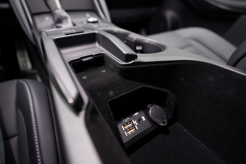 透過中央扶手內的USB接口與手機相連後,可啟動Apple CarPlay與Android Auto功能