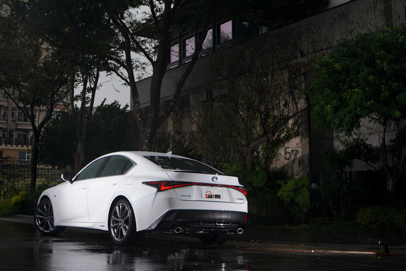 200萬上下預算挑一輛各方面皆表現均衡的豪華品牌中型四門房車,IS大概是市場上的不二人選