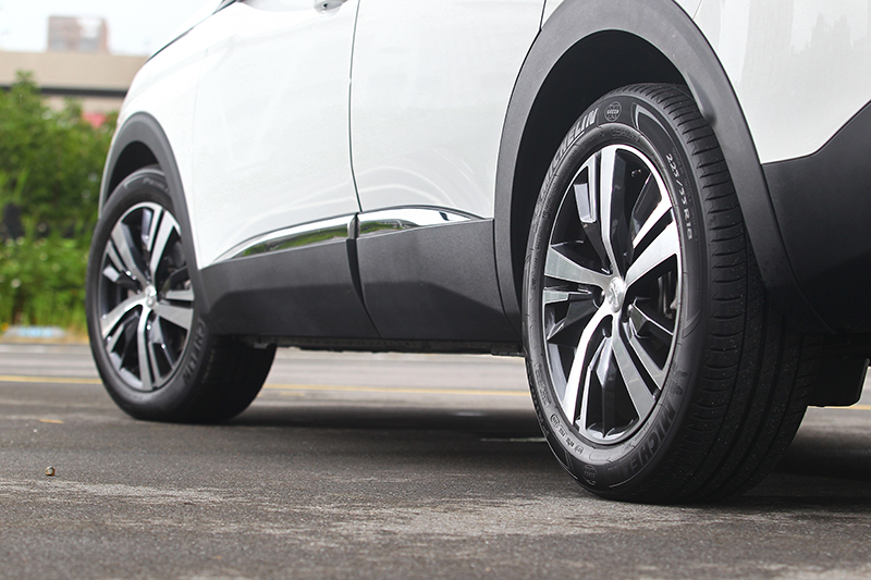 225/55 R18五幅多肋式胎圈組,搭配防刮塑料、鍍鉻飾條與烤漆鈑件穿插的設計手法,讓車側線條豐富且和諧。