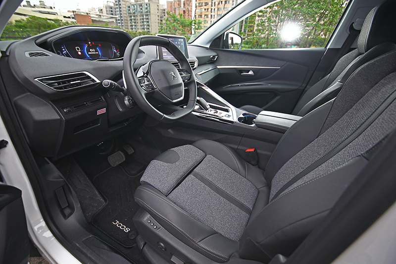 駕駛者導向的第一人稱座艙氛圍,搭配小尺寸方向盤、時髦座椅設計以及優異用料後根本愛車人天菜。