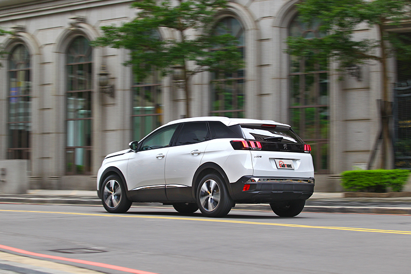 Peugeot 3008 1.5L BlueHDi受惠於飽滿扭力,一般常用速域加速力道源源不絕。