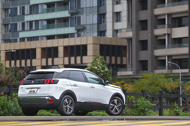 3008本以仿生的蟄伏態勢引人入勝,這也是我們對其始終愛不釋手的理由。