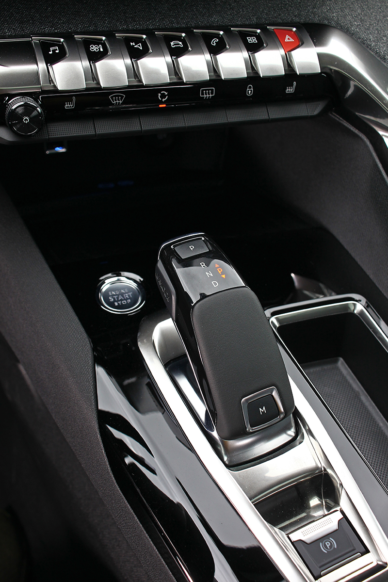 EAT8八速手自排變速系統具備換擋撥片,但我更想讓你回味一下上方整排美麗細緻的多功能控鍵。