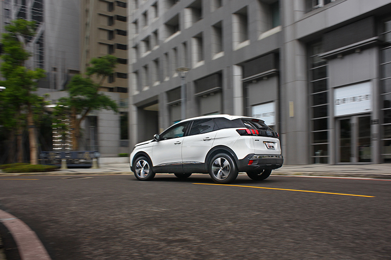 即便重心略高,彎中姿態仍然一派美妙。