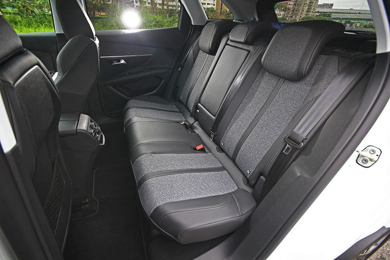 不僅行駛時舒適度絕佳,後座空間以及座椅設定也同樣讓人滿意。
