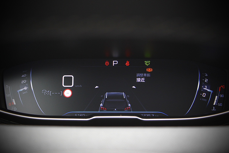 ACC主動式定速巡航當然是3008 1.5L BlueHDi Allure+的標配,與此同時也能欣賞其細膩精緻的數位儀錶顯示。