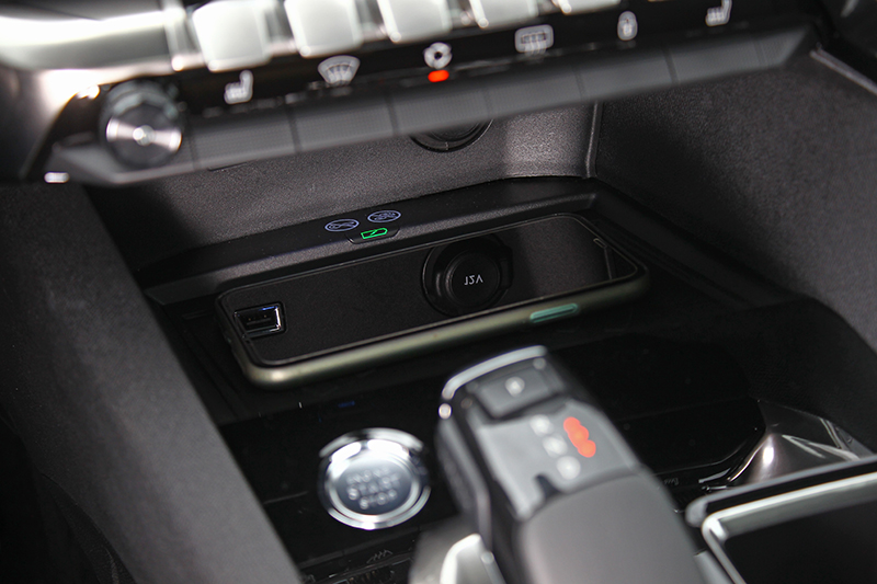 極為實用的手機無線充電座,也是3008 1.5L BlueHDi Allure+的標準配備。