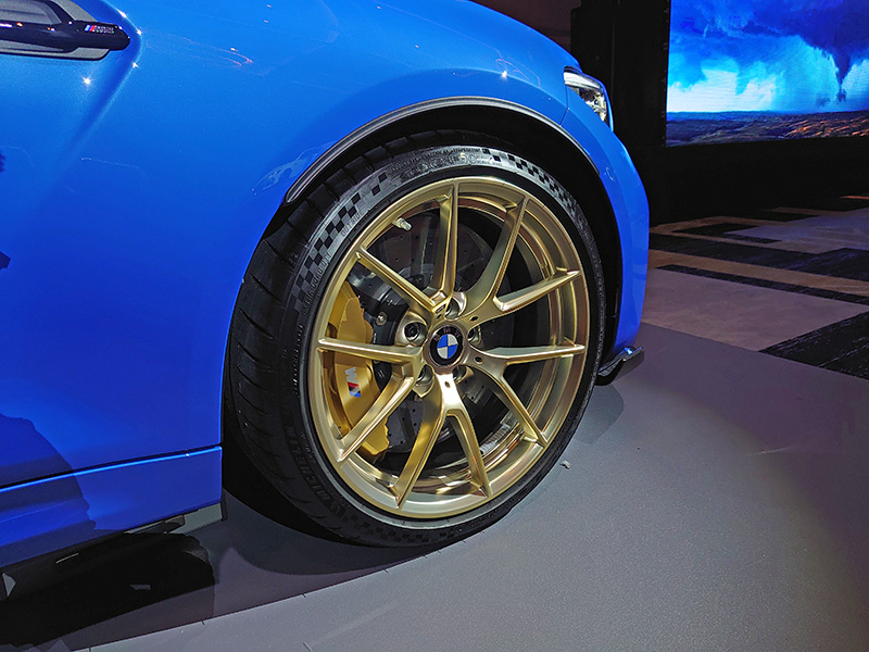 耐磨度更佳且使用壽命更長久的陶瓷煞車配金色卡鉗或19吋霧金色輪圈j為選項配備。