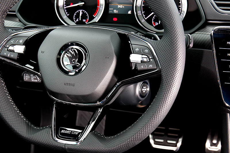 方向盤設計也依車型區分為懸浮式飛梭滾輪多功能方向盤與SportLine車型專屬的三幅式跑車平把方向盤。