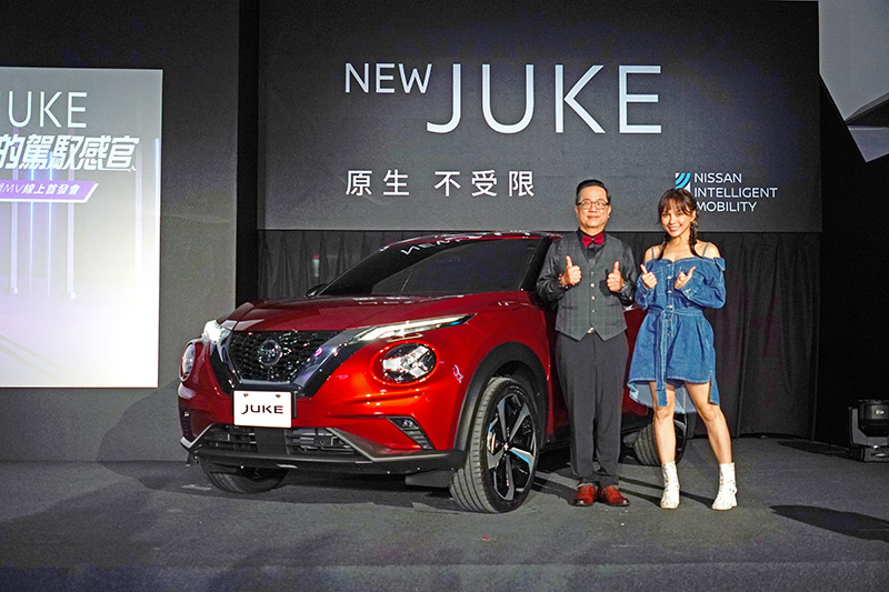在全新Juke發表會中更邀請Juke於華納音樂的師姐歌手林采欣〈右〉至現場演唱,左為裕隆日產汽車李振成總經理。