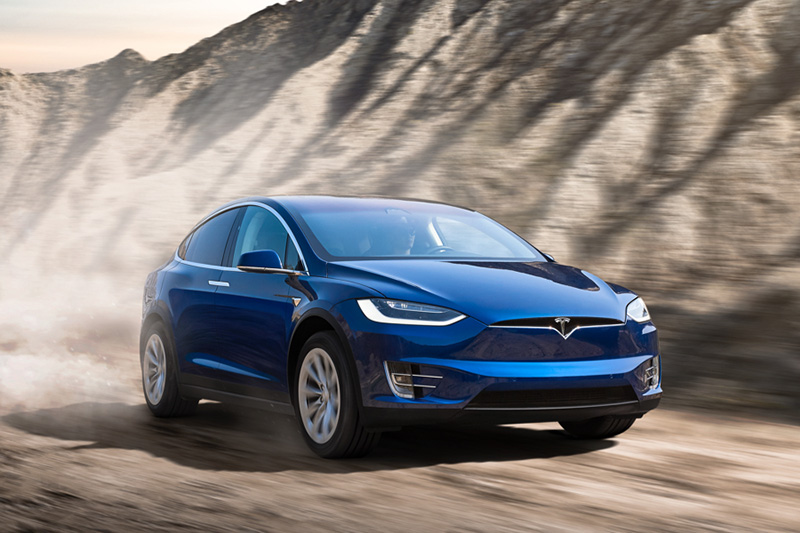 Tesla Model X 具備雙馬達全輪驅動、自適應空氣懸吊系統和路面上最快的 SUV 加速性能:從 0 加速到 100 公里/小時只要 2.8 秒。