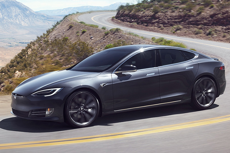 Tesla Model S全電動傳動系統可在各種天候中提供無與倫比的性能—具備雙馬達全輪驅動、自適應懸吊以及 Ludicrous 極速模式加速性能。