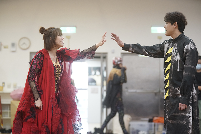 【車勢星聞】 方志友(左)與陳乃榮在魔幻音樂劇《妖怪臺灣》有對手戲。(圖:故事工廠提供)