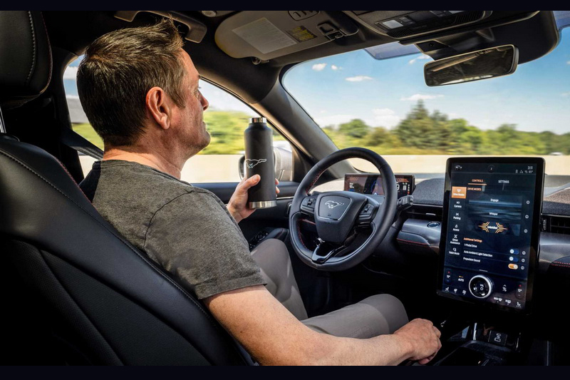 不安全原因是很多駕駛認為現行的半自動駕駛,可以讓他們不用握方向盤專注前方放心的去做其它事。