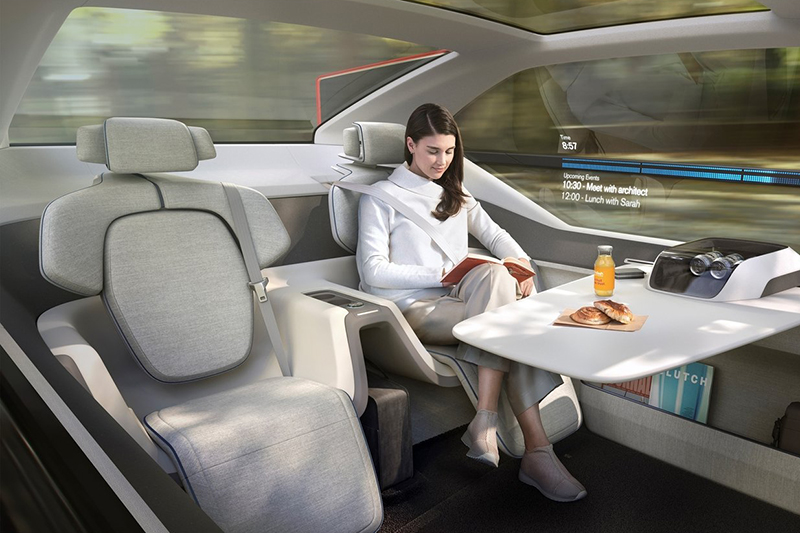 以目前科技此情境是後座專屬,駕駛還是需要專心開車。