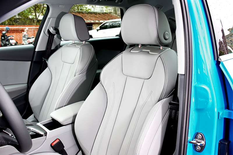 試駕車型為認證車用,因此實際A4 Avant 40 TSI S Line是配置Alcantara/Leather材質的跑車座椅。