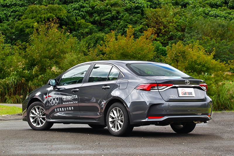 Corolla Altis除了車高明顯低上不少在頭部空間表現較為吃虧,車身尺寸並不會在空間表現上特別侷促