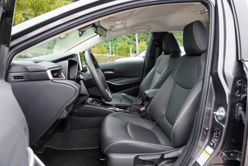 受惠儀表台膝部空間較深的設計,在前座腿部空間表現Altis竟是最寬裕者