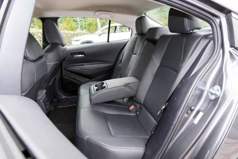 後座椅前端至前椅背的腿部空間也是評比中排名第二,在乘坐空間表現上其實比想像中寬裕