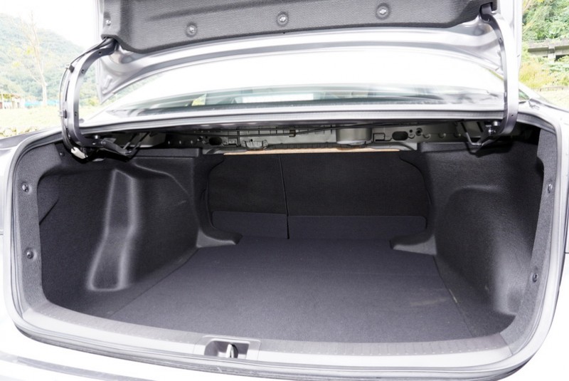 受限尾部造型在開口高度上敬陪末座,因此較高的物件無法直接置入尾廂