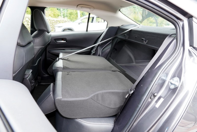 將後座椅背打平後其深度與休旅車款平起平坐,置放長型物品倒不必太擔心