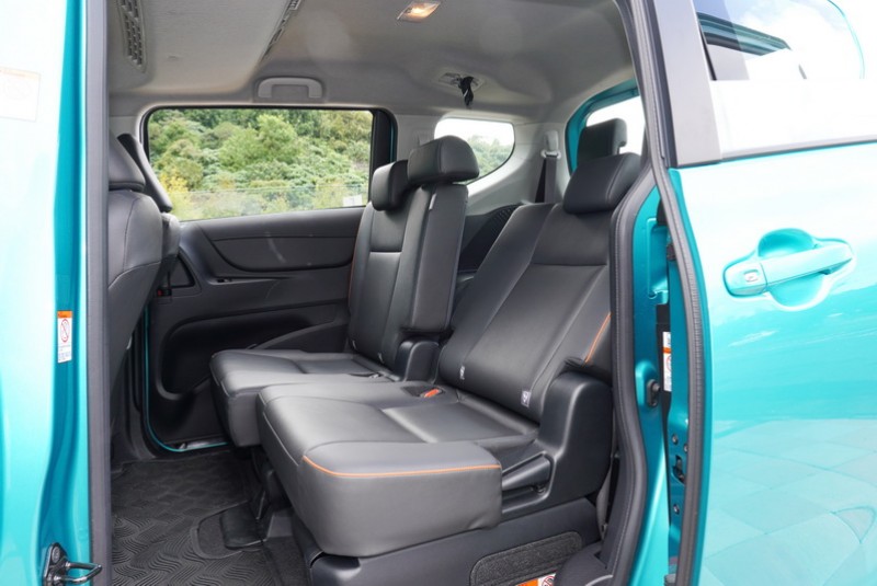 後坐則因著坐點較高的設計在頭部空間表現上最為侷促,不過後排座椅可前後滑移的條件下可創造出驚人的膝部空間