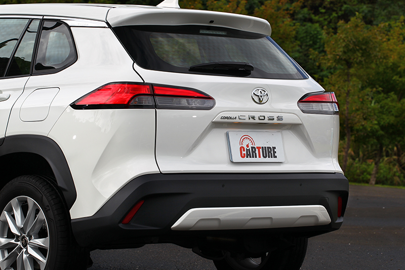 較為高聳且方正的開口造型在物品擺放時的餘裕度更高,這是轎車所無法匹敵之處。