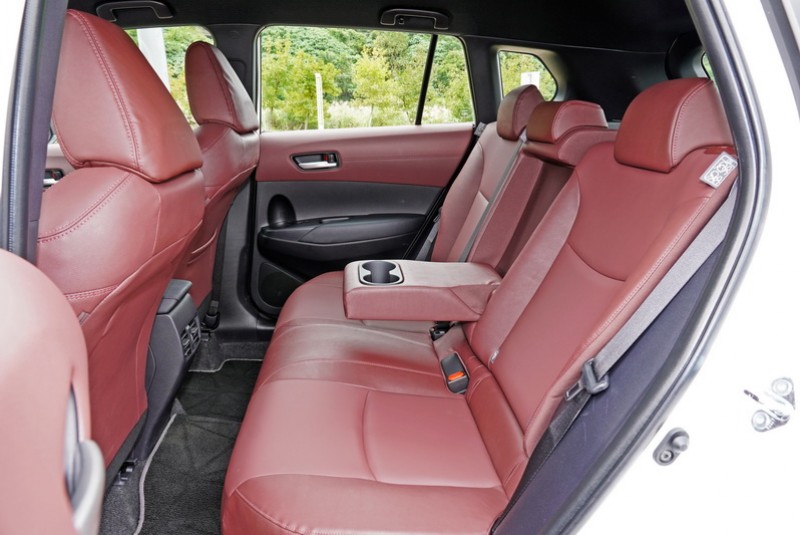 1,825mm的車寬也直接反映在車艙空間上,後坐車門間的距離排名第二,讓乘坐者的橫向空間表現更為餘裕