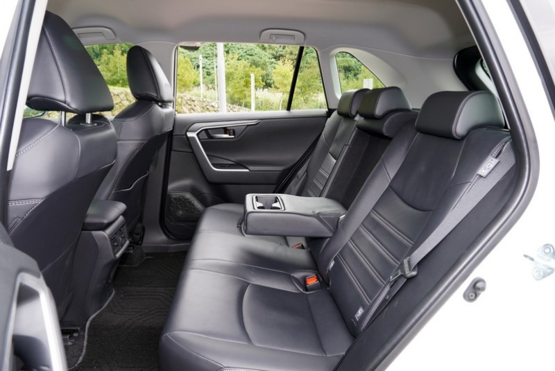 與前一代相左右距離加寬40mm,其坐著點至腳踝處也增加了49mm,對於腿部的活動空間有顯著提升