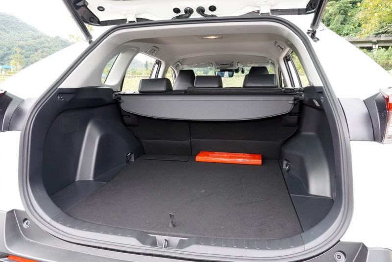 行李箱深度在滿座狀態下加長了65mm,最寬處也多了159mm,對於置放大型物件能有更靈活的空間運用