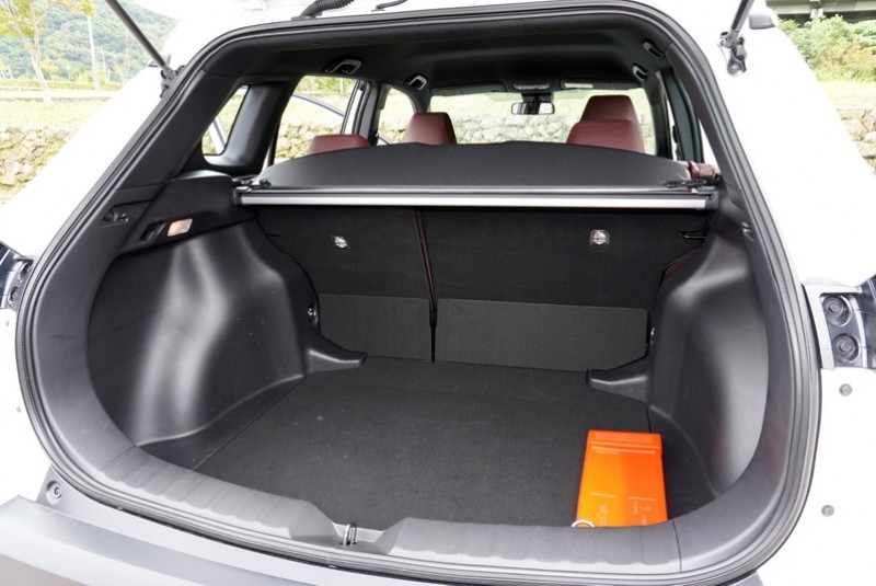 行李廂空間跟中大型SUV比起來還是差了一截,不過滿載狀態下487公升的行李廂空間已是同級中的佼佼者