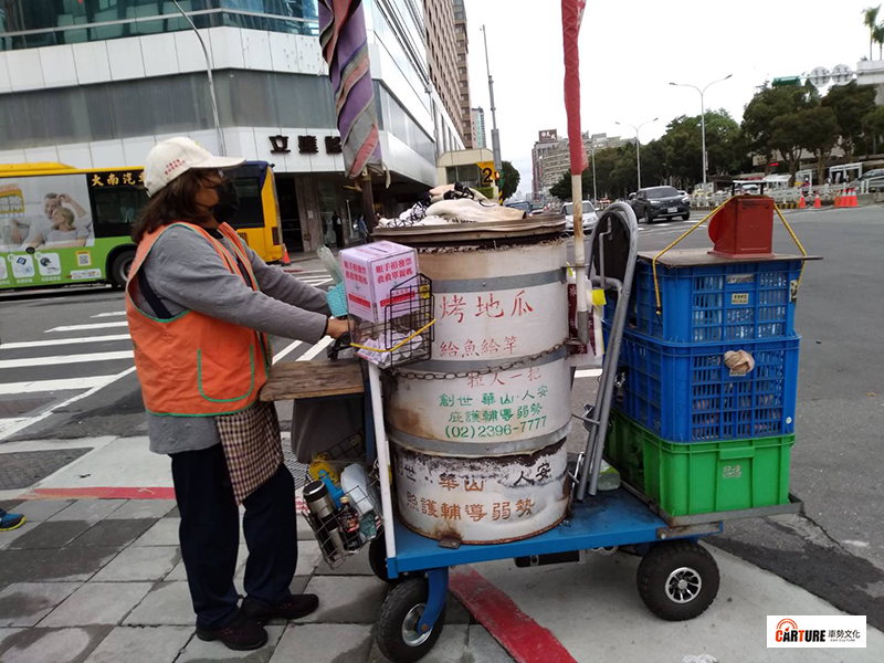【車勢星聞】曾莞婷接受一日店長任務挑戰,地瓜順利銷售一空,讓單媽提前收攤。