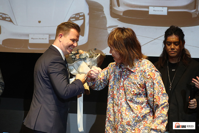 【車勢星聞】伍佰(右)驚喜現身Porsche Taycan發表會。